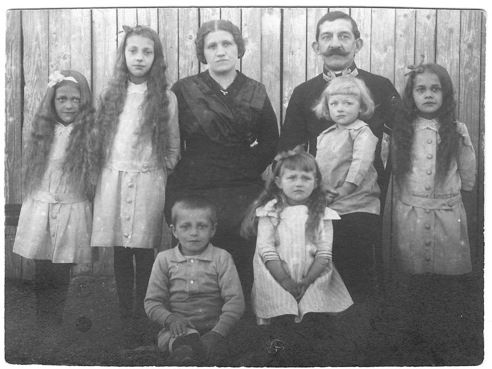 Zdjęcie rodziny Tułasiewczów, Kęty ok. 1916 roku. Obok Ojca po lewej - Matka, a po prawej - Natalia. Obok niej kolejno: Józef, Halina, Tadeusz, Maria, Zofia (archiwum rodzinne)